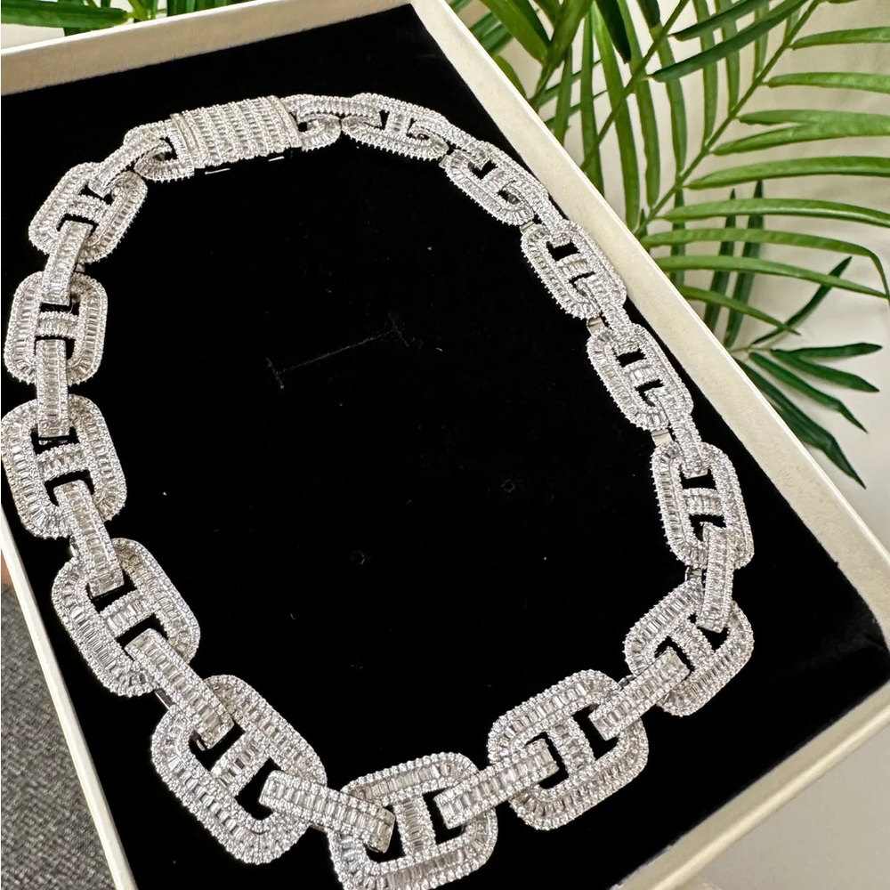 Silver Geometric Pattern Necklace With Chunky Cha… - image 1